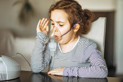 Krankes kleines M?dchen mit Husten macht Inhalation zu Hause mit Vernebler Inhalator Maske. Asthma-Medizin. Grippe-Saison. Konzept f?r das Gesundheitswesen.-stock-photo