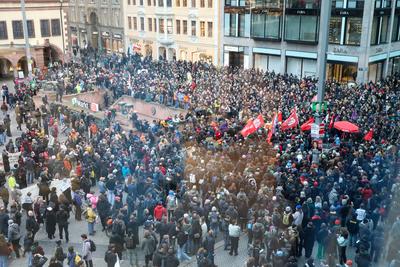 Leipzig - Protest gegen Friedch Merz und die CDU: Hunderte versammeln sich auf Marktplatz-stock-foto