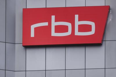 Das Schild des Rundfunk Berlin-Brandenburg (RBB) haengt an deren Sendehaus in Berlin, 27.02.2024. Berlin Deutschland ***-stock-foto