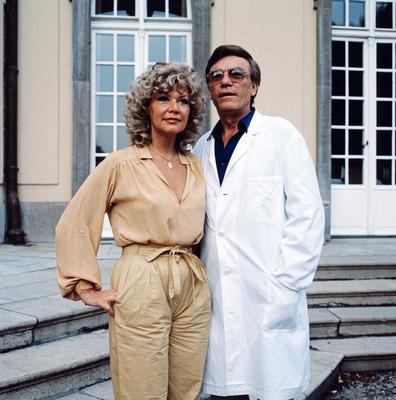 WER RAUCHT DIE LETZTE ? Wer raucht die letzte?, ZDF Fernsehfilm, Deutschland, 1983, Szene: Ingrid van Bergen, Erik Schum-stock-foto