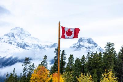 Fahne des Landes Kanada am 09.10.2024 in Jasper Die Nationalflagge Kanadas wurde erstmals am 15. Februar 1965 gehisst. D-stock-photo