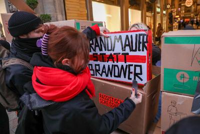Leipzig - Protest gegen Friedch Merz und die CDU: Hunderte versammeln sich auf Marktplatz-stock-foto