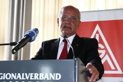 Albrecht Herold, ehemaliger Pr?sident des Saarl?ndischen Landtags, feiert am Donnerstag (20.08.2009) im Saarbr?cker Sch-stock-foto