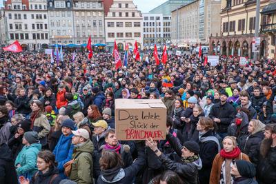 Leipzig - Protest gegen Friedch Merz und die CDU: Hunderte versammeln sich auf Marktplatz-stock-foto
