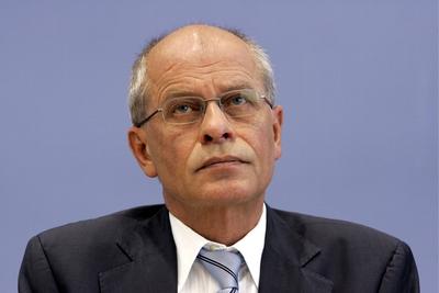 Bildnummer: 52689422  Datum: 10.09.2008  Copyright: imago/Reiner ZensenBerthold Huber (Vorsitzender IG Metall) w?hrend einer Pressekonferenz zur Frage der Endlagerung in Berlin, Personen; 2008, Berlin, , Pressetermins, Pressekonferenz, Bundespressekonferenz,; , quer, Kbdig, Portr?t, Randbild, People o0 PresseterminBildnummer 52689422 Date 10 09 2008 Copyright Imago Reiner Zensen Berthold Huber Chairman IG Metal during a Press conference to Question the Disposal in Berlin People 2008 Berlin Press call Press conference Federal press conference horizontal Kbdig Portrait Edge image Celebrities o0 Press call-stock-photo