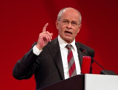Bildnummer: 56166487  Datum: 11.10.2011  Copyright: imago/Stockhoff22. ORDENTLICHER GEWERKSCHAFTSTAG IG METALL, 11.10.2011, KARLSRUHE - Berthold Huber (Vorsitzender der IG Metall) spricht nach den ersten zwei Wahlg?ngen zu den Mitgliedern. In beiden Wahlg?ngen verpasste der Antrag, den Vorstand von 7 auf 5 Mitglieder zu verringern, die n?tige 2/3 Mehrheit. Am sp?ten Nachmittag stellt sich Huber der Wiederwahl zum 1. Vorsitzenden der IG Metall. Wirtschaft People x0x xkg 2011 quer premiumd Wirtschaft Gewerkschaft IG Metall Gewerkschaftstag Baden-W?rttemberg Vorsitzender Portrait Wahl  56166487 Date 11 10 2011 Copyright Imago  22 neater Union Day IG Metal 11 10 2011 Karlsruhe Berthold Huber Chairman the IG Metal speaks after the first Two  to the Members in both  missed the Request the Board of managers from 7 on 5 Members to Reduce the necessary 2 3 Majority at late Afternoon , to Huber the Re-election to 1 Chairman the IG Metal Economy Celebrities x0x xkg 2011 horizontal premiumd Economy Trade union IG Metal Union Day bath Wuerttemberg Chairman Portrait Choice-stock-foto