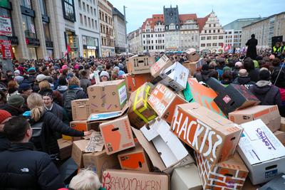Leipzig - Protest gegen Friedch Merz und die CDU: Hunderte versammeln sich auf Marktplatz-stock-foto