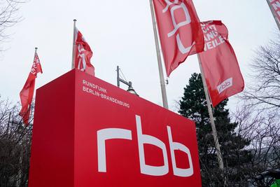 Berlin, Deutschland 23. Januar 2023: Schild mit rbb, Rundfunk Berlin Brandenburg vor dem Geb?ude in der Masurenallee, Fl-stock-foto