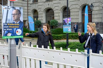 Fridays for Future, Plakataktion bei Vorstellung des CDU-Wahlprogramms, Hotel Telegraphenamt, Berlin, 17.12.2024-stock-foto
