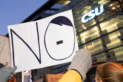 Sei die Brandmauer, Motto der Demo vor der CSU-Zentrale, Schild NO mit stilisiertem Hitler-Kopf, M?nchen, 30. Januar 2025-stock-foto