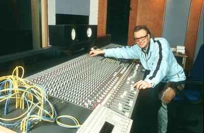 Stefan Raab 02 96 mo Mann TV Moderation Musik VIVA Unterhaltung dunkelhaarig Brille leger Jacke blau-stock-photo