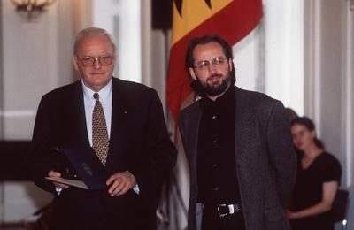 Bildnummer: 56876113  Datum: 01.10.1998  Copyright: imago/teutopressRoman Herzog (l.) verleiht Volker Engel das Bundesverdienstkreuz 10/98 te Mann Gesellschaft Verleihung Brille seri?s Jackett Hemd stehend Medaille neutral halb quer Bundesverdienstkreuzverleihung People x0x xsk 1998 quer  56876113 Date 01 10 1998 Copyright Imago  Novel Herzog l awards Volker Angel the Federal Cross of Merit 10 98 Te Man Society award Ceremony Glasses seriously Jacket Shirt standing Medal neutral half horizontal Federal Cross of Merit award Celebrities x0x xSK 1998 horizontal-stock-foto