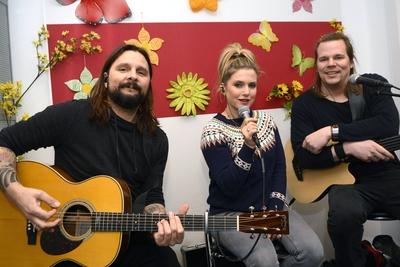 Joerg Weisselberg Jeanette Biedermann und Christian Boemkes von Ewig zu Gast bei radio ffn Hannove-stock-foto