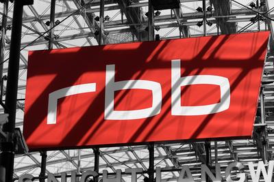 Symbolbild rbb - Rundfunk Berlin-Brandenburg Symbolfoto des Logo rbb - Der Rundfunk Berlin-Brandenburg ist die Landesrun-stock-foto