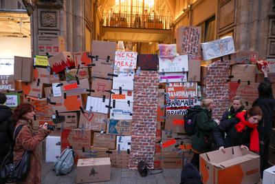 Leipzig - Protest gegen Friedch Merz und die CDU: Hunderte versammeln sich auf Marktplatz-stock-foto