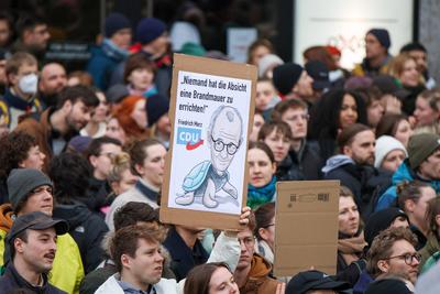Leipzig - Protest gegen Friedch Merz und die CDU: Hunderte versammeln sich auf Marktplatz-stock-foto