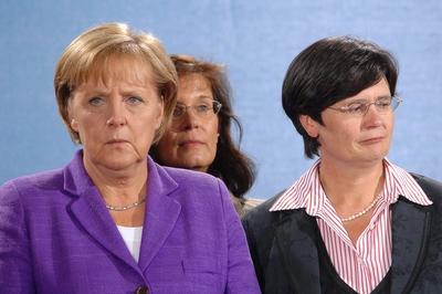 Bildnummer: 57235893  Datum: 15.09.2009  Copyright: imago/VIADATABundeskanzlerin Angela Merkel im Rahmen einer CDU Wahlkampfveranstaltung. Angela Dorothea Merkel (geborene Kasner; 17. Juli 1954 in Hamburg) ist eine deutsche Politikerin. Seit dem 10. April 2000 ist sie Bundesvorsitzende der CDU und seit dem 22. November 2005 deutsche Bundeskanzlerin. im Bild: Bundeskanzlerin Angela Merkel und daneben Christine Lieberknecht (Ministerpr?sidentin des Freistaates Th?ringen) dahinter die Erfurter CDU-Bundestagsabgeordnete Antje Tillmann CDU Wahlkampf Erfurt 2009 People Politik x0x xsk 2009 quer Erfurt Deutschland Landeshauptstadt Europa Th?ringen Wahl Wahlkampf Merkel Bundeskanzlerin Politik  57235893 Date 15 09 2009 Copyright Imago  Chancellor Angela Merkel in Frame a CDU Election campaign event Angela Dorothea Merkel born Kasner 17 July 1954 in Hamburg is a German Politician since the 10 April 2000 is Them Federal Chairman the CDU and since the 22 November 2005 German Chancellor in Picture Chancellor Angela Merkel and next to it Christine Lieberknecht Prime Minister the Free State Thuringia behind the Erfurt CDU Bundestag members Antje Tillmann CDU Election campaign Erfurt 2009 Celebrities politics x0x xSK 2009 horizontal Erfurt Germany State capital Europe Thuringia Choice Election campaign Merkel Chancellor politics-stock-foto