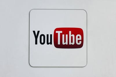 Logo von Youtube Logo von Youtube, 26.08.2022, Magdeburg, Sachsen-Anhalt, An einem Kaufhaus in Magdeburg befindet sich d-stock-foto