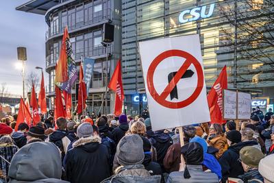Rechts abbiegen verboten, Schild bei Demo Sei die Brandmauer vor der CSU-Zentrale, Brandmauer zur AfD br?ckelt, M?nchen, 30. Januar 2025-stock-foto