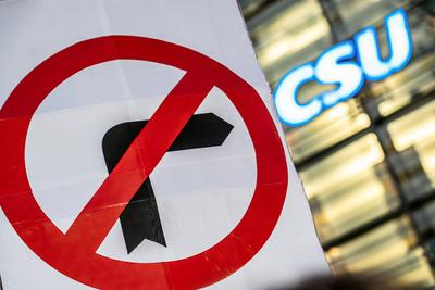 Rechts abbiegen verboten, Schild bei Demo Sei die Brandmauer vor der CSU-Zentrale, Brandmauer zur AfD br?ckelt, M?nchen, 30. Januar 2025-stock-foto