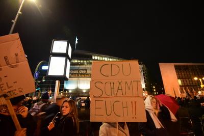 Anti-CDU-Demo vor dem KAH-stock-foto