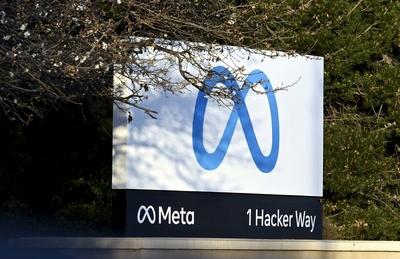 Meta sign at the headquarters in Menlo Park, California March 7, 2023. Menlo Park USA United States PUBLICATIONxNOTxINxS-stock-foto