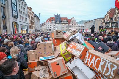 Leipzig - Protest gegen Friedch Merz und die CDU: Hunderte versammeln sich auf Marktplatz-stock-foto