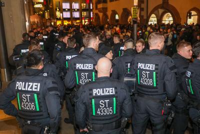 Leipzig - Protest gegen Friedch Merz und die CDU: Hunderte versammeln sich auf Marktplatz-stock-foto