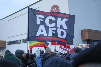 Demostranten an der Stadthalle Falkensee-stock-photo