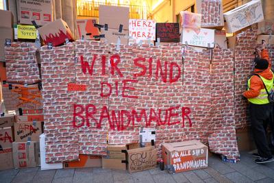Leipzig - Protest gegen Friedch Merz und die CDU: Hunderte versammeln sich auf Marktplatz-stock-foto