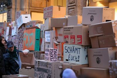 Leipzig - Protest gegen Friedch Merz und die CDU: Hunderte versammeln sich auf Marktplatz-stock-foto