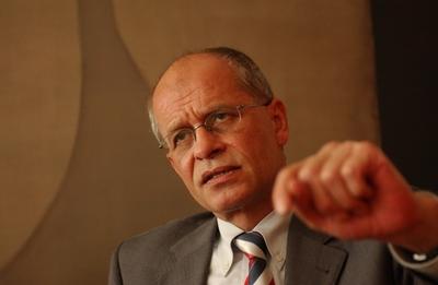 Bildnummer: 50844455  Datum: 13.07.2005  Copyright: imago/Uwe SteinertBerthold Huber (GER/Stellvertretender Vorsitzender IG Metall) in Berlin, Personen; 2005, Berlin, Gewerkschaft, Gewerkschaften, Gewerkschafter, Industriegewerkschaft, Vorsitzende, stellvertretende, Gestik, Fingerzeig; , quer, Kbdig, Einzelbild, close, Deutschland, Randbild, People; Aufnahmedatum gesch?tzt-stock-foto