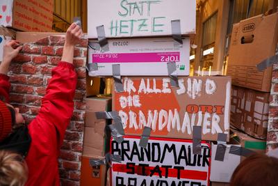 Leipzig - Protest gegen Friedch Merz und die CDU: Hunderte versammeln sich auf Marktplatz-stock-foto
