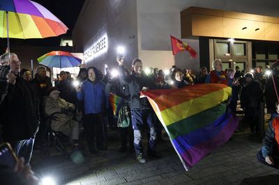 Demostranten an der Stadthalle Falkensee-stock-photo
