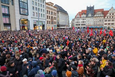 Leipzig - Protest gegen Friedch Merz und die CDU: Hunderte versammeln sich auf Marktplatz-stock-foto