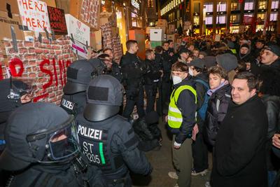 Leipzig - Protest gegen Friedch Merz und die CDU: Hunderte versammeln sich auf Marktplatz-stock-foto