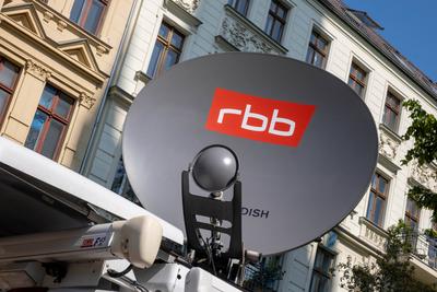Das Logo des Rundfunk Berlin-Brandenburg (rbb) auf einer Satelitenantenne eines Übertragunswagens in Berlin. / The logo-stock-foto