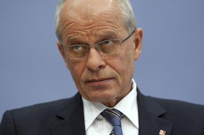 Bildnummer: 54717753  Datum: 07.12.2010  Copyright: imago/Reiner ZensenBerlin, den 07.12.2010 - Bundespressekonferenz Foto: Berthold Huber, 1. Vorsitzender der IG Metall, anl?sslich der Vorstellung der Ergebnisse des DGB-Index Gute Arbeit 2010. People Wirtschaft Portr?t xo0x kbdig xkg 2010 quer POLITIK POLITICS # HALBE FIGUR GESTIK Bildnummer 54717753 Date 07 12 2010 Copyright Imago Reiner Zensen Berlin the 07 12 2010 Federal press conference Photo Berthold Huber 1 Chairman the IG Metal during the presentation the Results the DGB Index Good Work 2010 Celebrities Economy Portrait xo0x Kbdig xkg 2010 horizontal politics POLITICS # Halbe Figure Gesture-stock-foto