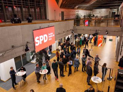 Regensburg, Bavaria, Germany - January 31, 2025: Numerous visitors at the SPD election campaign event with Chancellor Ol-stock-foto