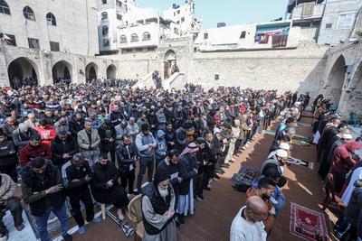 People perform absentee funeral prayer for the military commander of the Al-Qassam Brigades (the armed wing of the Palestinian group Hamas) Mohammed Deif, at the Great Mosque of Gaza in Gaza City-stock-foto