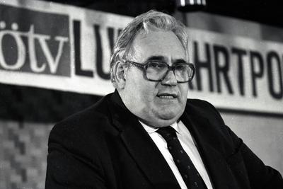 Bildnummer: 51953540  Datum: 13.02.1982  Copyright: imago/SommerHeinz Kluncker (GER/SPD/Bundesvorsitzender ?TV) w?hrend einer luftfahrtpolitischen Konferenz der ?TV, Personen; 1982, sw, Gewerkschaft ?ffentliche Dienste, Transport und Verkehr, Gewerkschaften, Gewerkschafter, Funktion?r, Vorsitzender, Gewerkschaftsvorsitzender, Politiker, Konferenzen; , quer, Kbneg, Portr?t, Parteien, Politik, Schriftzug, Logos, Deutschland, Randbild, People o0 Gewerkschaftsf?hrung-stock-foto
