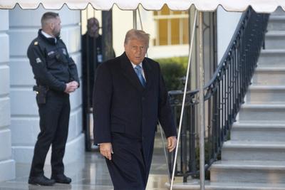 President Donald J Trump departs the White House-stock-foto
