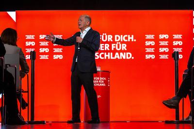 Regensburg, Bavaria, Germany - January 31, 2025: Federal Chancellor Olaf Scholz from the SPD party, stands on stage in R-stock-foto
