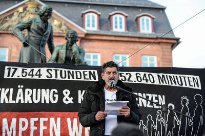 19.02.2022, xmgx, Lokal Hanau 19.Februar 2020 - Jugend-Demo gegen Rassismus, v.l. Çetin G?ltekin (Bruder von G?khan G?l-stock-foto