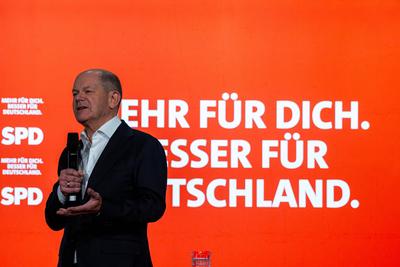 Regensburg, Bavaria, Germany - January 31, 2025: Federal Chancellor Olaf Scholz of the SPD party, stands on stage in Reg-stock-foto