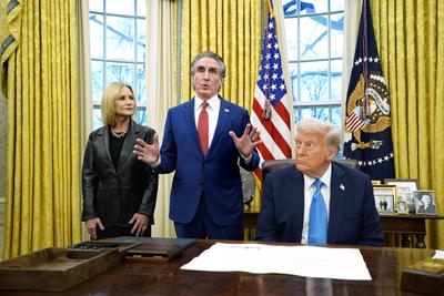 Donald Trump signs an executive order - Washington-stock-photo