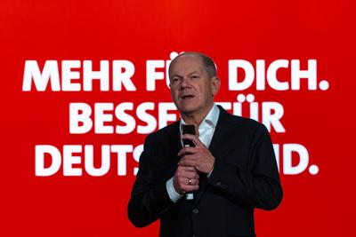 Regensburg, Bavaria, Germany - January 31, 2025: Federal Chancellor Olaf Scholz from the SPD party, stands on stage in R-stock-foto