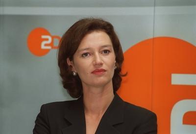 Bildnummer: 56926723  Datum: 02.07.2002  Copyright: imago/teutopressBettina Schausten (Chefredakteurin ZDF-Morgenmagazin) 07/02 te Frau TV-Journalistin Journalismus Moderatorin Moderation Redakteurin Redaktion Redaktionsleiterin Redaktionsleitung Leitung TV Fernsehen Morgenmagazin Morgen-Magazin ZDF Informationen Information Unterhaltung Infotainment Nachrichten dunkelhaarig kurzhaarig Schmuck Ohrring leger Blazer nachdenklich fragend l?chelnd zuh?rend zur Seite schauend Pressekonferenz 10 Jahre Morgenmagazin (ZDF) am 02.07.2002 in Berlin PK People x0x xkg 2002 quer  56926723 Date 02 07 2002 Copyright Imago  Bettina Sten review Editor-in-chief ZDF Morgenmagazin 07 02 Te Woman TV Journalist Journalism Presenter Moderation Editor Editors Editorial Director Editorial Board Line TV Television Morgenmagazin Tomorrow Magazine ZDF Information Information Entertainment Infotainment Messages dark haired short Jewellery Earring casual Blazer contemplative questioningly smiling listening to Side looking Press conference 10 Years Morgenmagazin ZDF at 02 07 2002 in Berlin press conference Celebrities x0x xkg 2002 horizontal-stock-foto