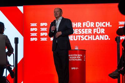 Regensburg, Bavaria, Germany - January 31, 2025: Federal Chancellor Olaf Scholz of the SPD party, stands on stage in Reg-stock-foto
