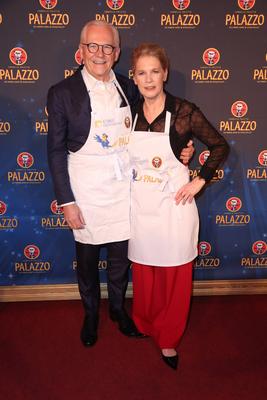R?diger Grube mit Ehefrau Cornelia Poletto, Prominente kellnern f?r den guten Zweck und helfen dem Altonaer Kinderkranke-stock-photo